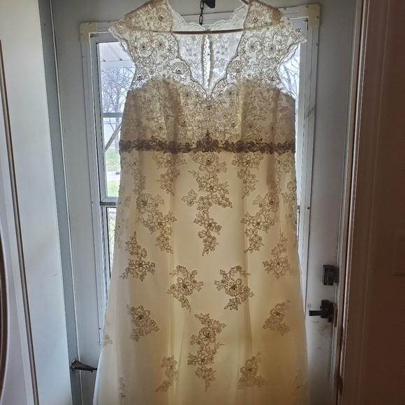 Wedding dress - Picture 2 of 5